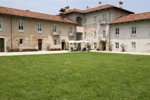 Ski Lodges, Mountain Refuges, Characteristic B&Bs and simply nice places to stay in Italy and the Italian Alps.